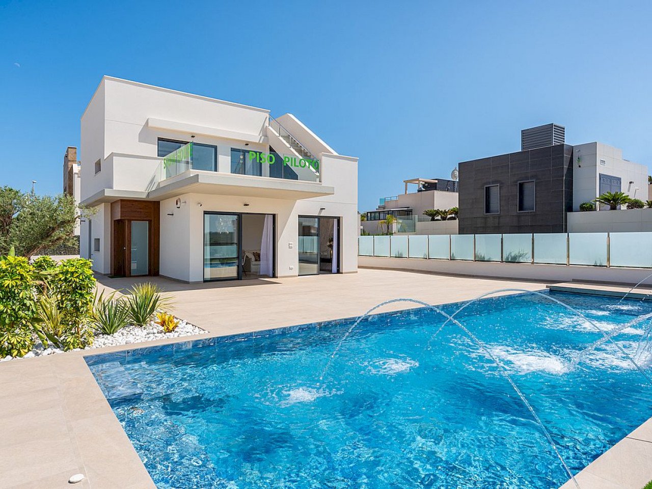 Four-bedroom villa with private pool in Campoamor
The Amay Deluxe is a new development of ultra-modern bespoke villas in the privileged area of Ori...