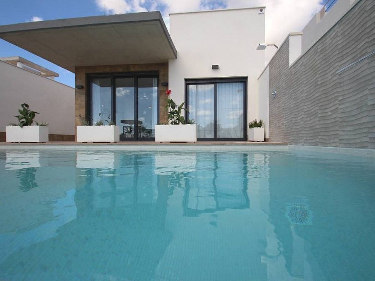 Four-bedroom villa with private pool in Campoamor
The Amay Deluxe is a new development of ultra-modern bespoke villas in the privileged area of Ori...