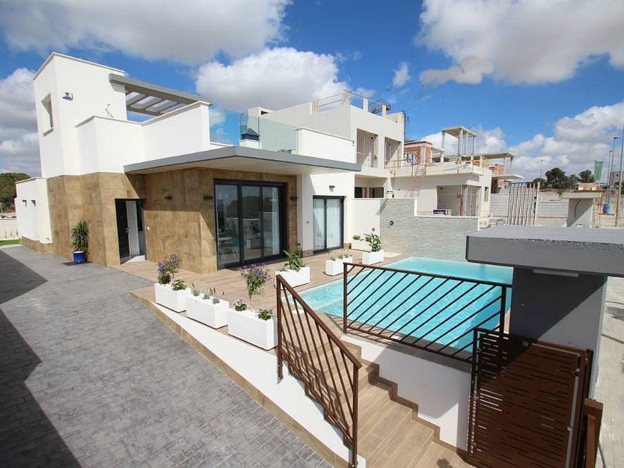 Four-bedroom villa with private pool in Campoamor
The Amay Deluxe is a new development of ultra-modern bespoke villas in the privileged area of Ori...