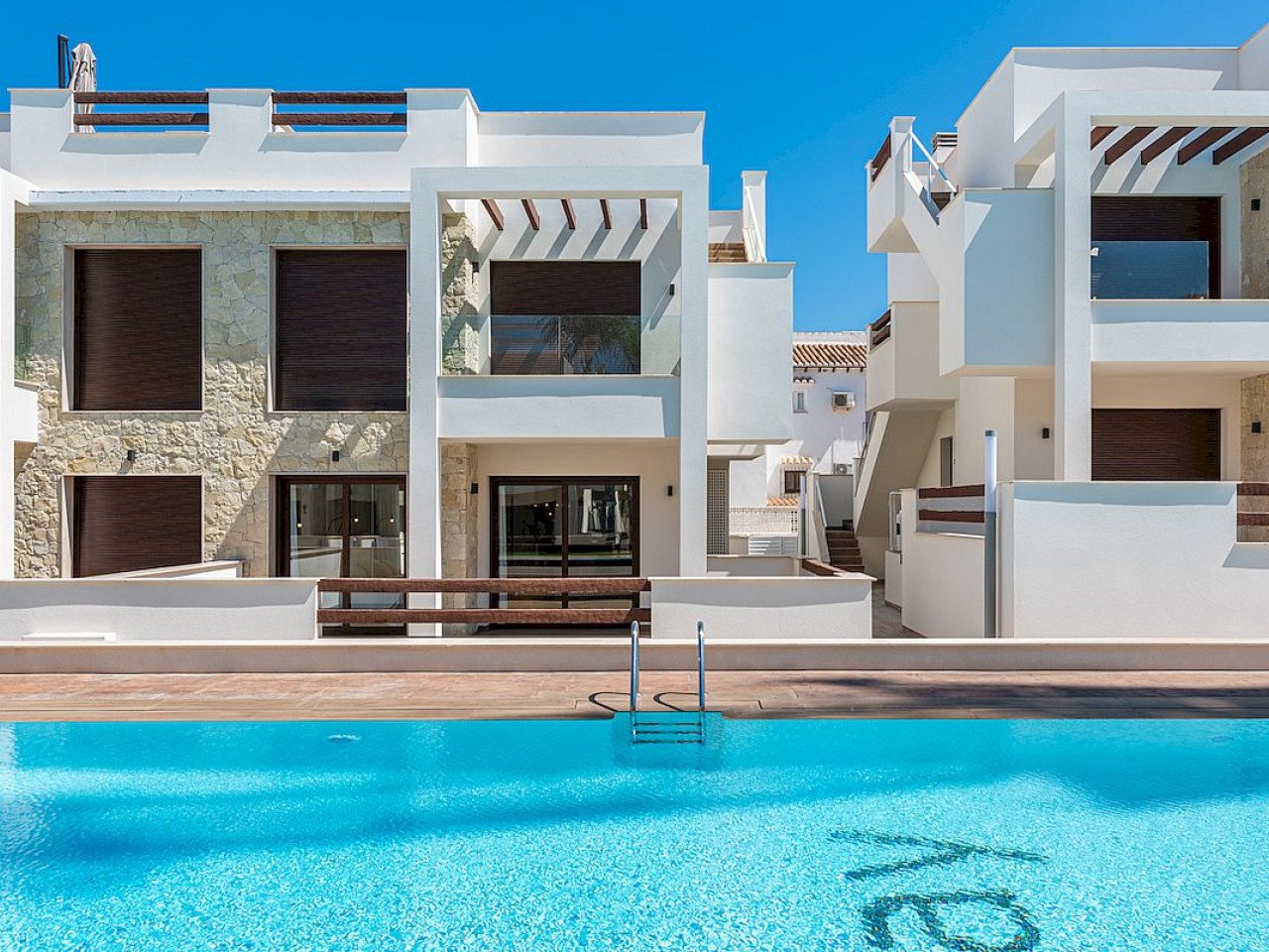 Two and three bedroom maisonettes in Los Balcones
Balcones de Vivi is a brand new development that sits on the slope of a hill with magnificent pin...