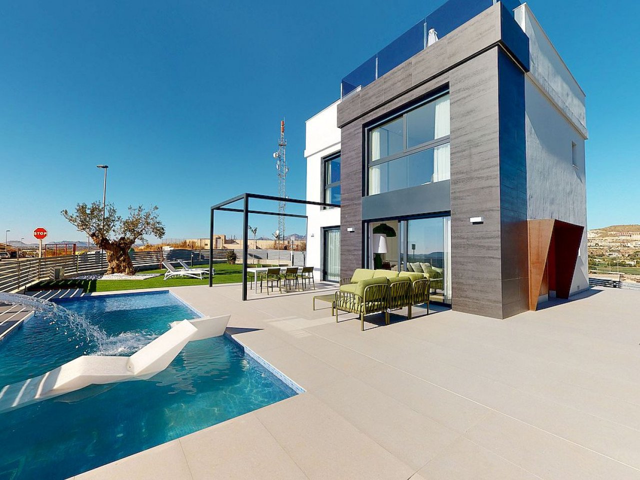Beautiful luxury villas with phenomenal open sea views with 3 bedrooms and 3 bathrooms on a mountain hill at 5 km from El Campello beach. 

They ha...