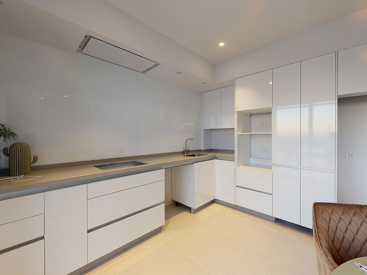 Beautiful luxury villas with phenomenal open sea views with 3 bedrooms and 3 bathrooms on a mountain hill at 5 km from El Campello beach. 

They ha...