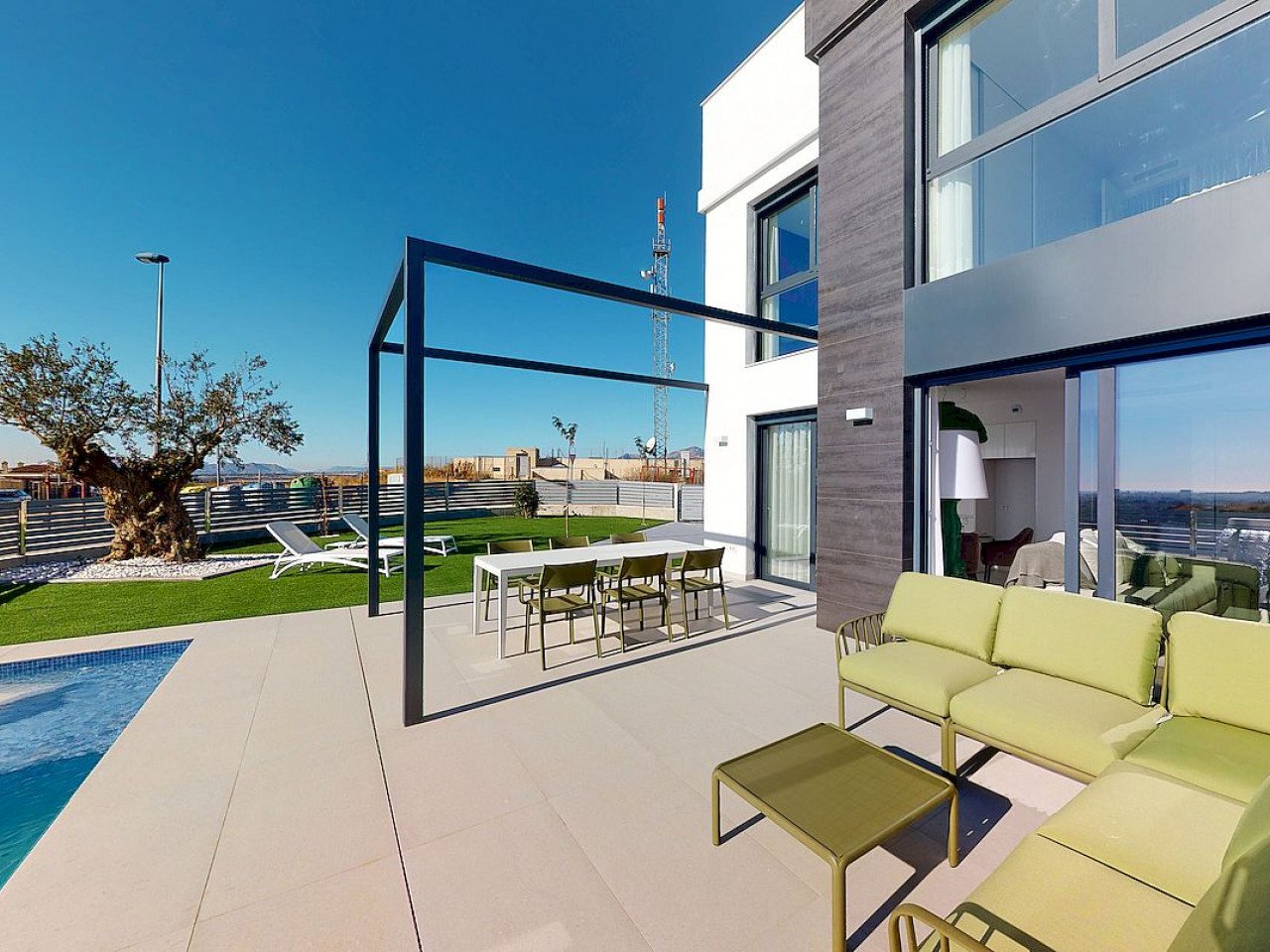 Beautiful luxury villas with phenomenal open sea views with 3 bedrooms and 3 bathrooms on a mountain hill at 5 km from El Campello beach. 

They ha...