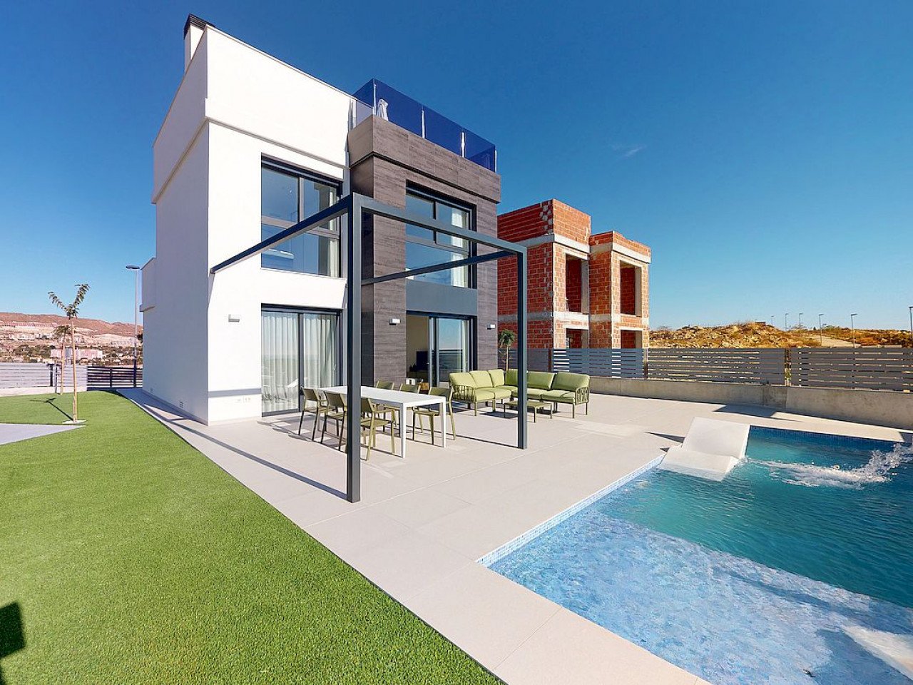 Beautiful luxury villas with phenomenal open sea views with 3 bedrooms and 3 bathrooms on a mountain hill at 5 km from El Campello beach. 

They ha...