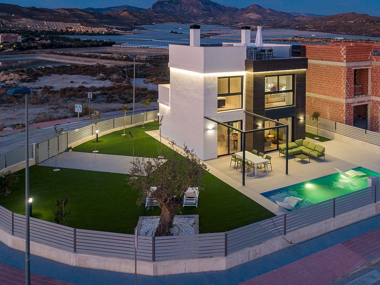 Beautiful luxury villas with phenomenal open sea views with 3 bedrooms and 3 bathrooms on a mountain hill at 5 km from El Campello beach. 

They ha...