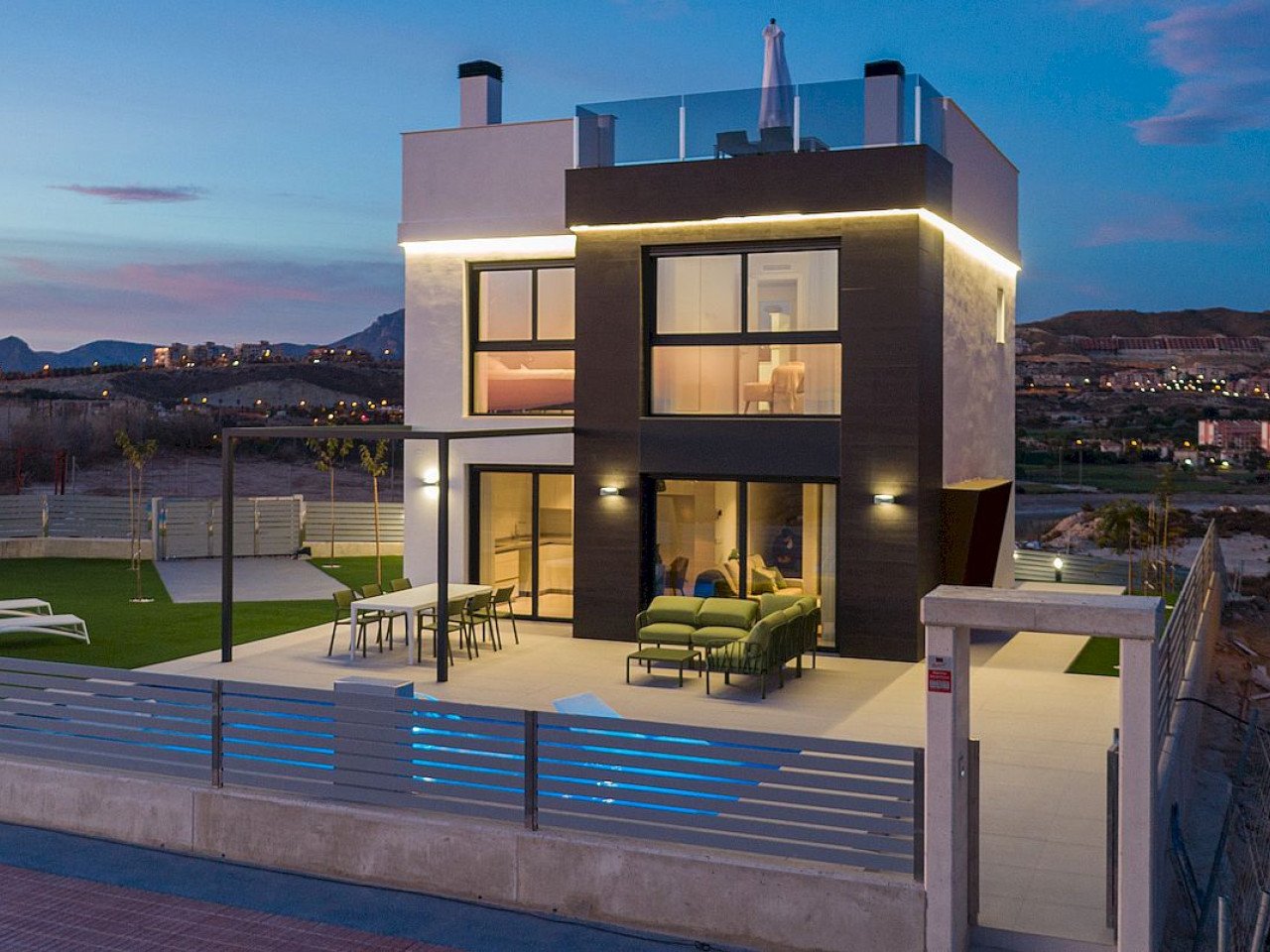 Beautiful luxury villas with phenomenal open sea views with 3 bedrooms and 3 bathrooms on a mountain hill at 5 km from El Campello beach. 

They ha...