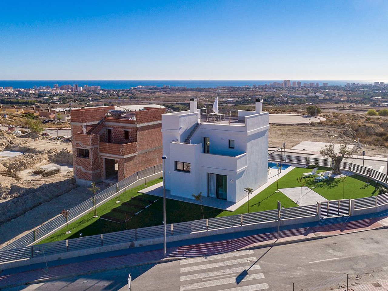 Beautiful luxury villas with phenomenal open sea views with 3 bedrooms and 3 bathrooms on a mountain hill at 5 km from El Campello beach. 

They ha...