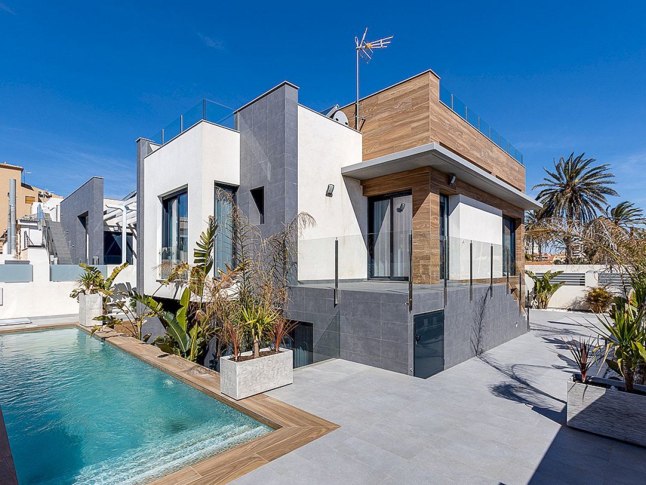 Residencial Paraíso de la Mata offers 2 detached villas with 4 bedrooms, each one with a plot of land of 320 m² and a private pool, and only a 1 mi...