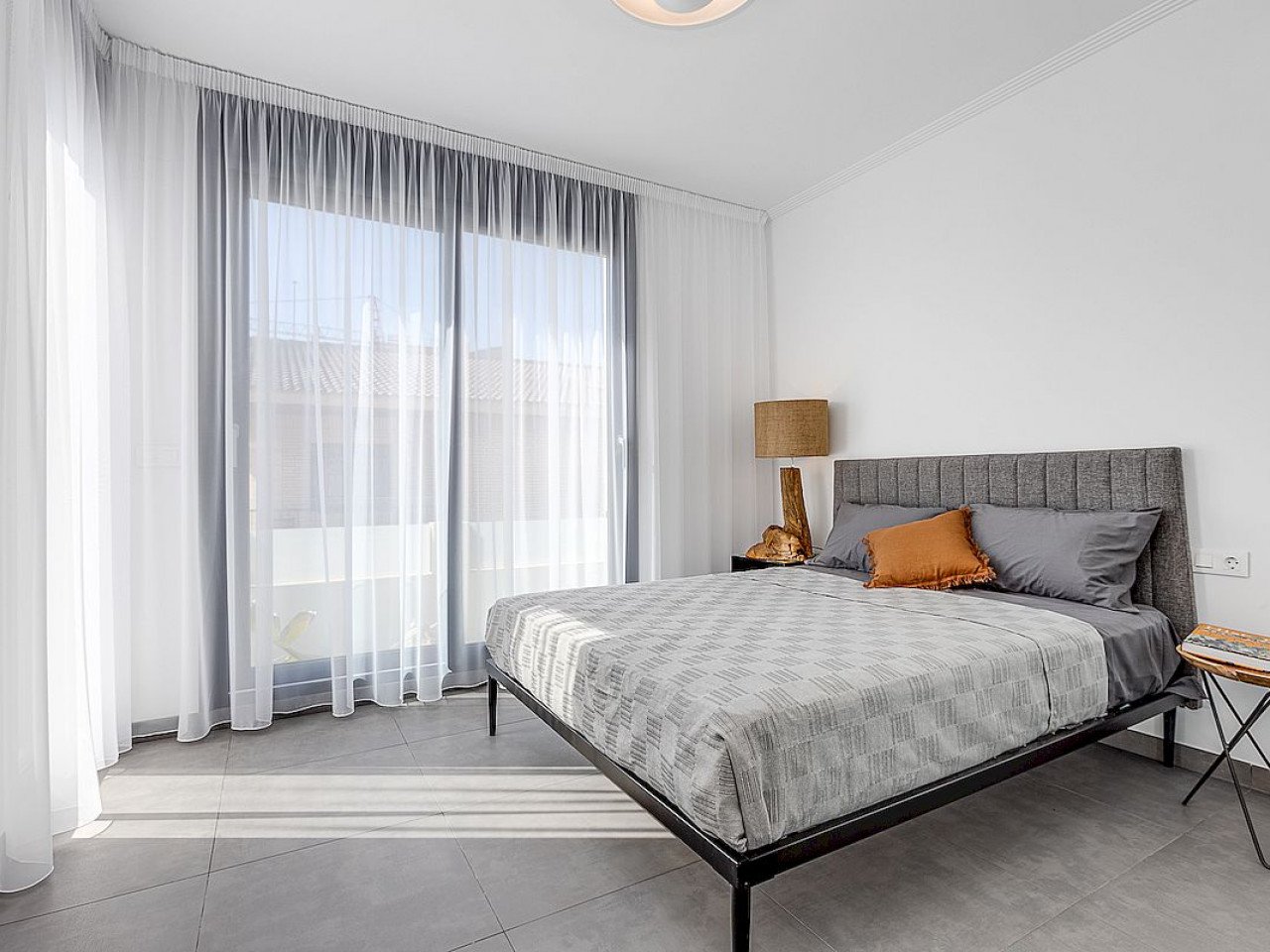 Residencial Paraíso de la Mata offers 2 detached villas with 4 bedrooms, each one with a plot of land of 320 m² and a private pool, and only a 1 mi...