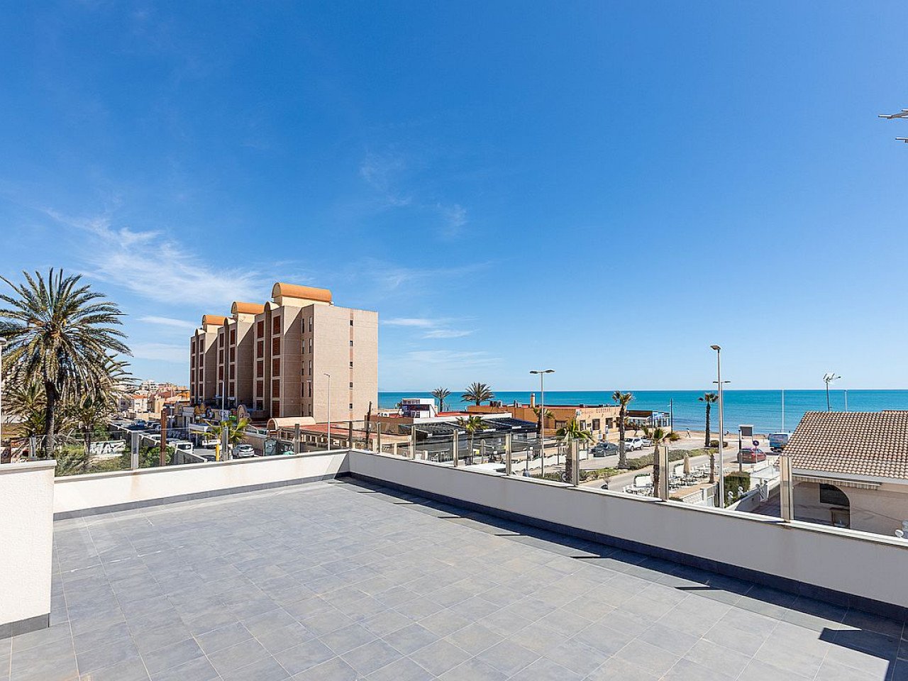 Residencial Paraíso de la Mata offers 2 detached villas with 4 bedrooms, each one with a plot of land of 320 m² and a private pool, and only a 1 mi...