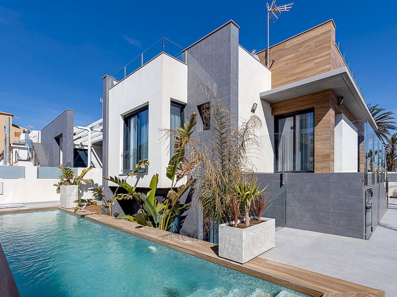 Residencial Paraíso de la Mata offers 2 detached villas with 4 bedrooms, each one with a plot of land of 320 m² and a private pool, and only a 1 mi...