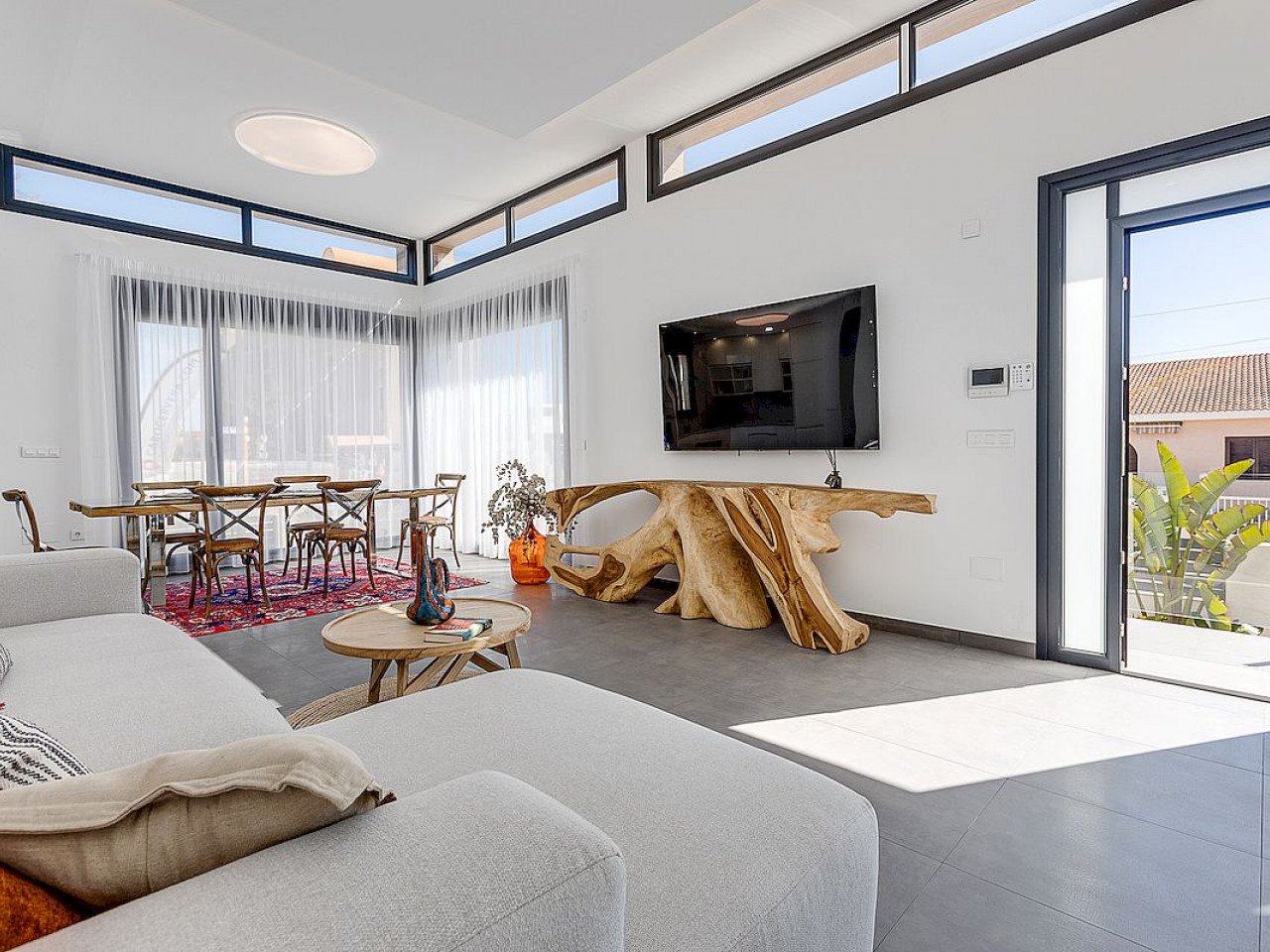 Residencial Paraíso de la Mata offers 2 detached villas with 4 bedrooms, each one with a plot of land of 320 m² and a private pool, and only a 1 mi...