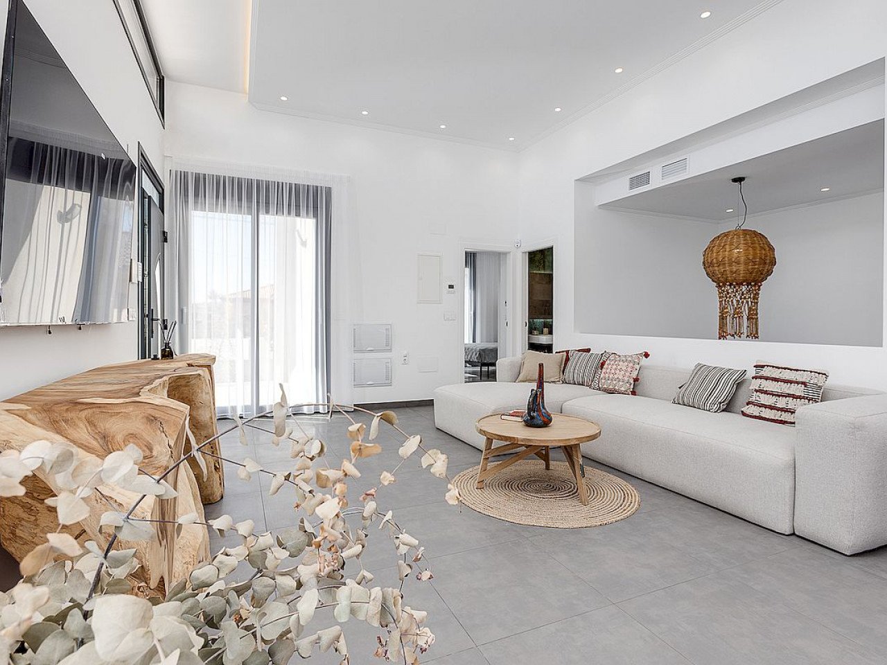 Residencial Paraíso de la Mata offers 2 detached villas with 4 bedrooms, each one with a plot of land of 320 m² and a private pool, and only a 1 mi...