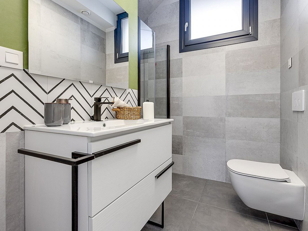 Residencial Paraíso de la Mata offers 2 detached villas with 4 bedrooms, each one with a plot of land of 320 m² and a private pool, and only a 1 mi...