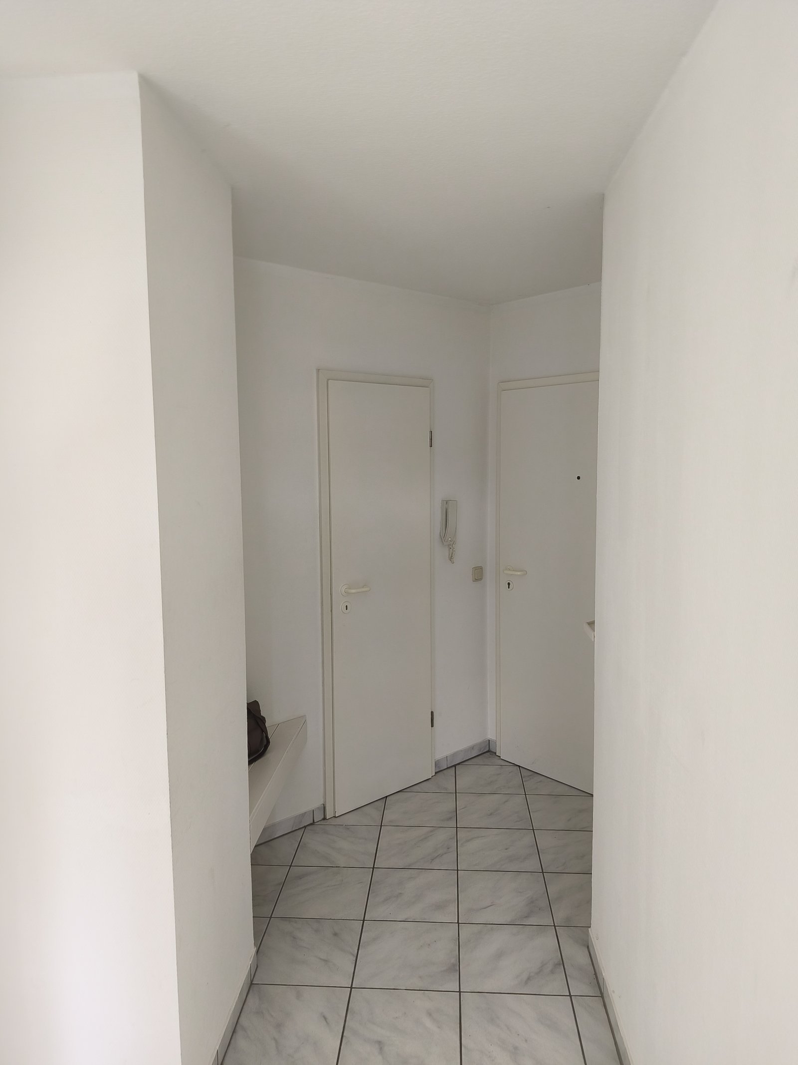 SOFORT: Moderne, helle 2-Zimmer-Wohnung mit kompletter Einbau-Küche