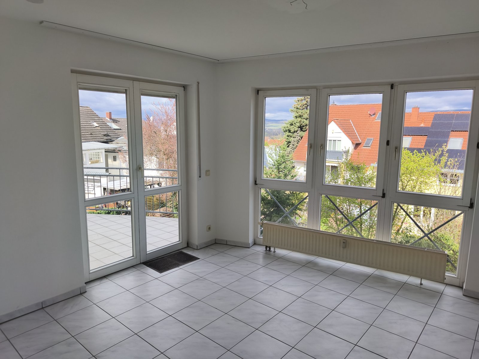 SOFORT: Moderne, helle 2-Zimmer-Wohnung mit kompletter Einbau-Küche