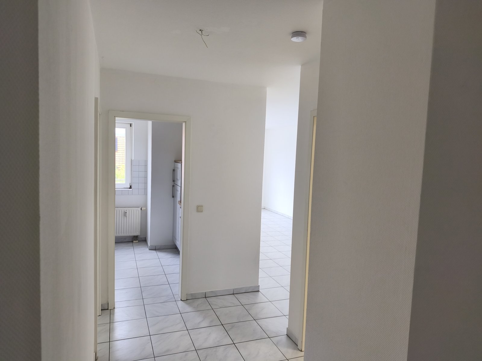 SOFORT: Moderne, helle 2-Zimmer-Wohnung mit kompletter Einbau-Küche