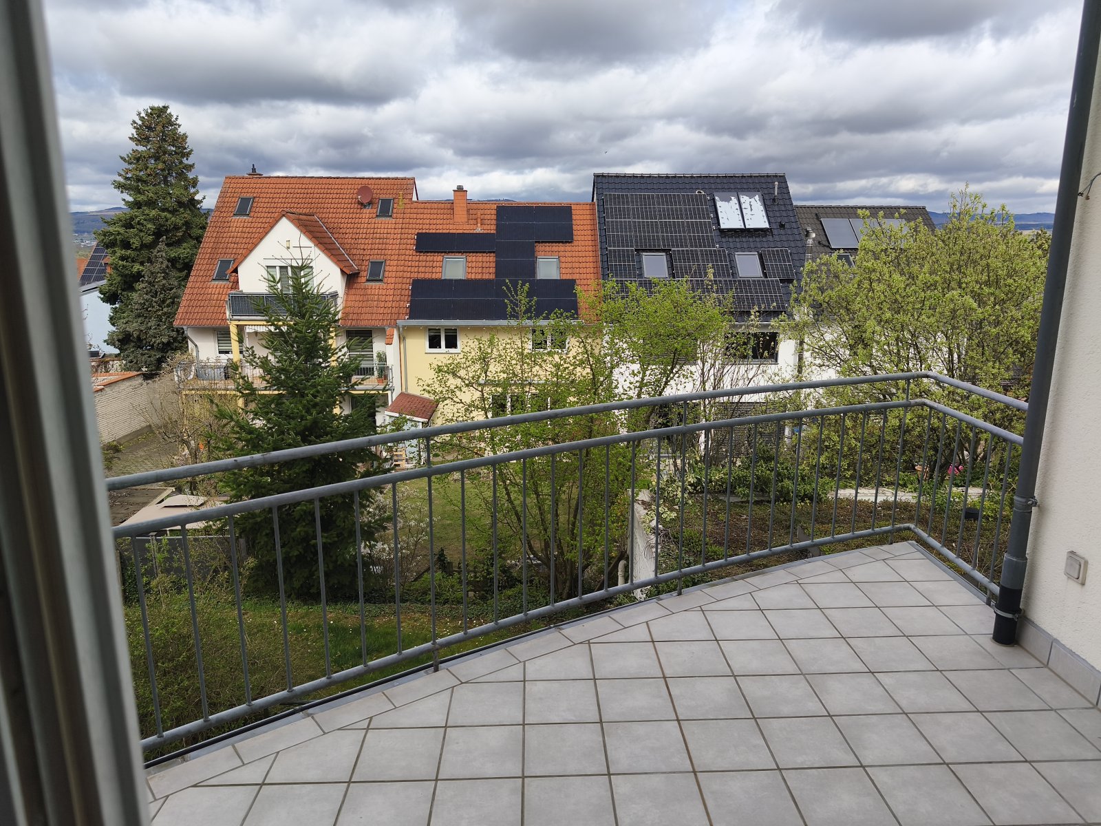 SOFORT: Moderne, helle 2-Zimmer-Wohnung mit kompletter Einbau-Küche