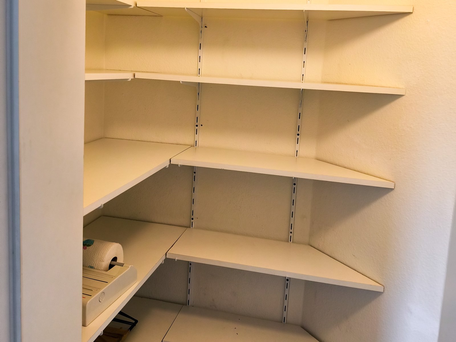 SOFORT: Moderne, helle 2-Zimmer-Wohnung mit kompletter Einbau-Küche