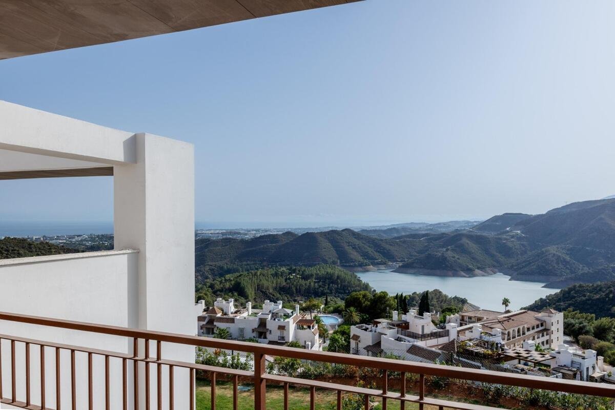 New build, 3 bedroom, 2 bathroom town house in Istán