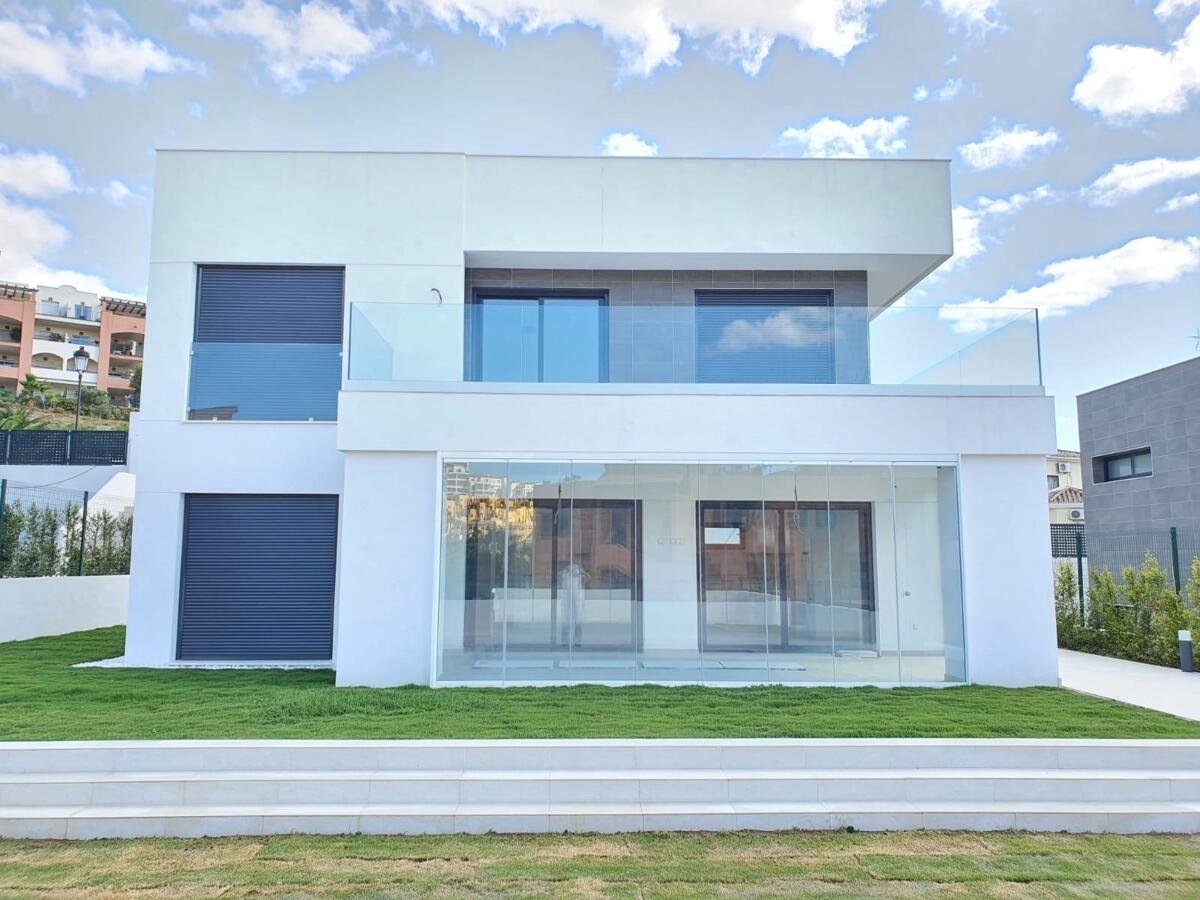 New build, 4 bedroom, 3 bathroom villa in Manilva