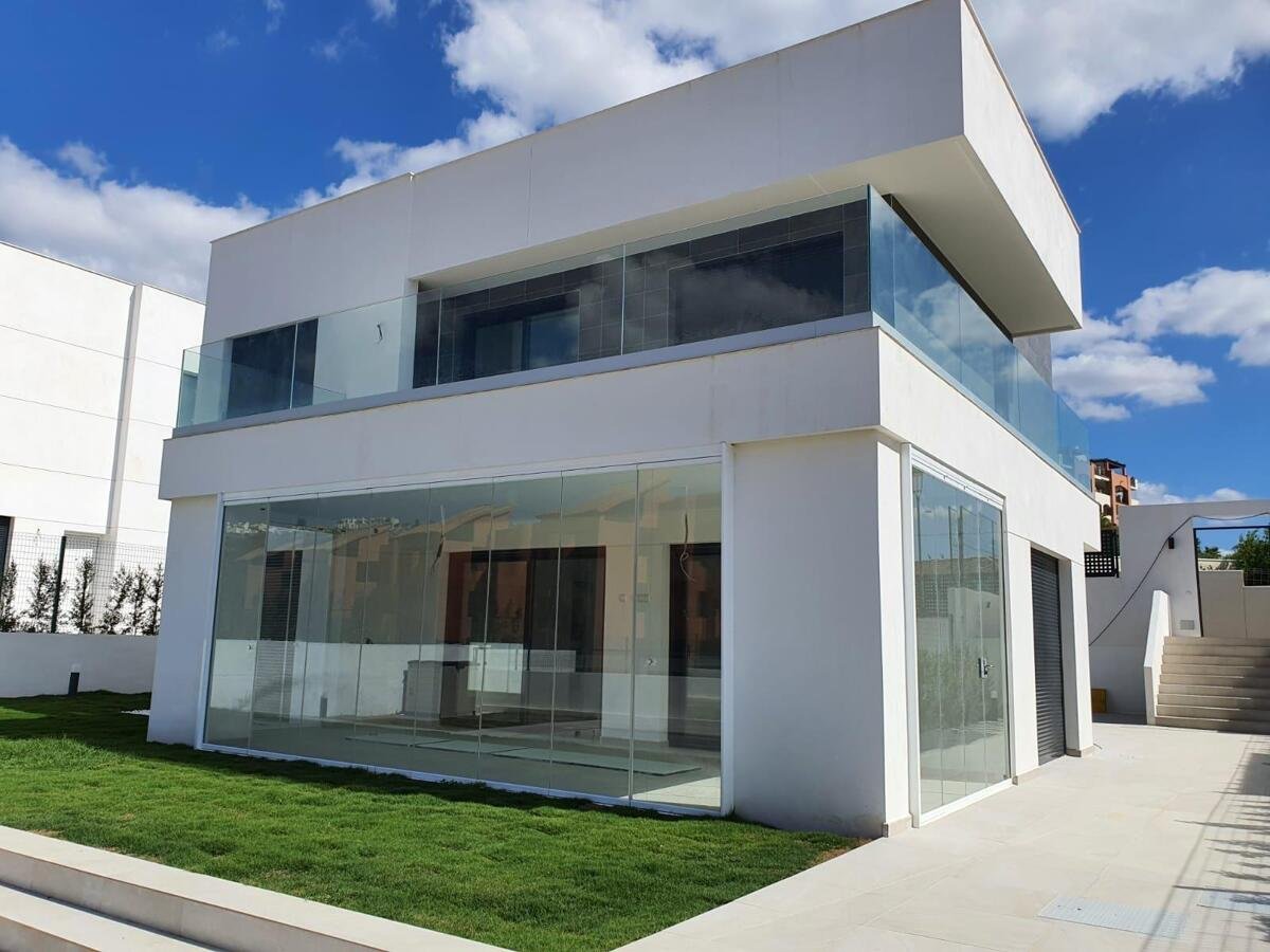 New build, 4 bedroom, 3 bathroom villa in Manilva