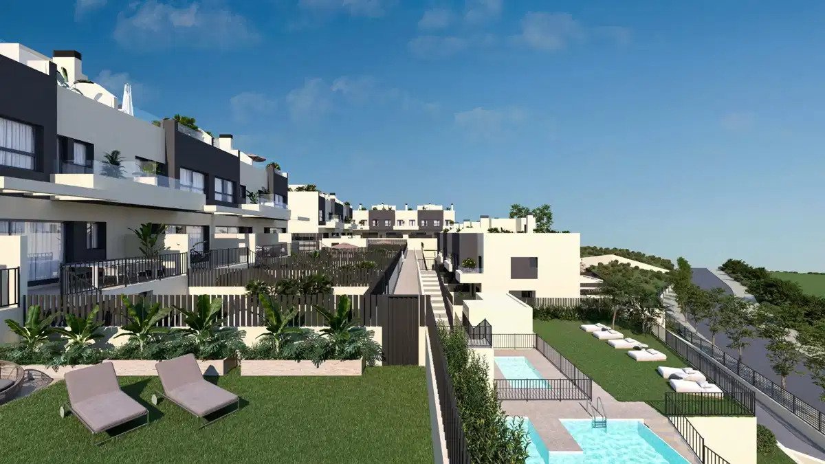 4-Bedroom, 3-Bathroom Townhouse Just 800m from the Beach in Torre del Mar
