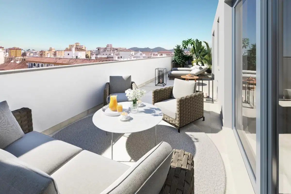 3-Bedroom, 2-Bathroom Apartment with Rooftop Pool and Parking in Central Fuengirola