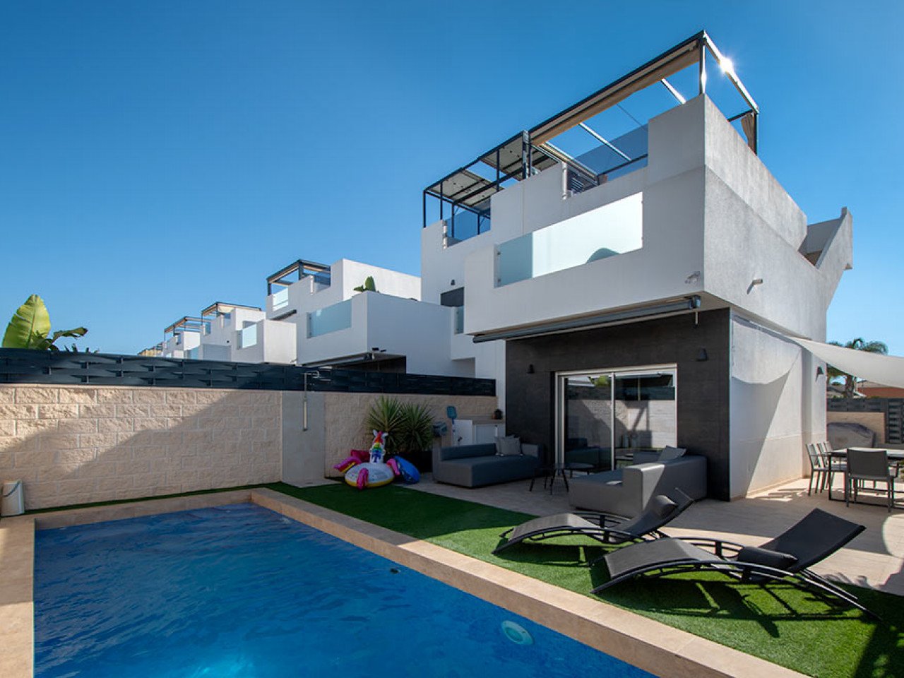 Welcome to this modern and inviting semi-detached villa located in a peaceful area of the popular Ciudad Quesada. Here you will enjoy the perfect c...