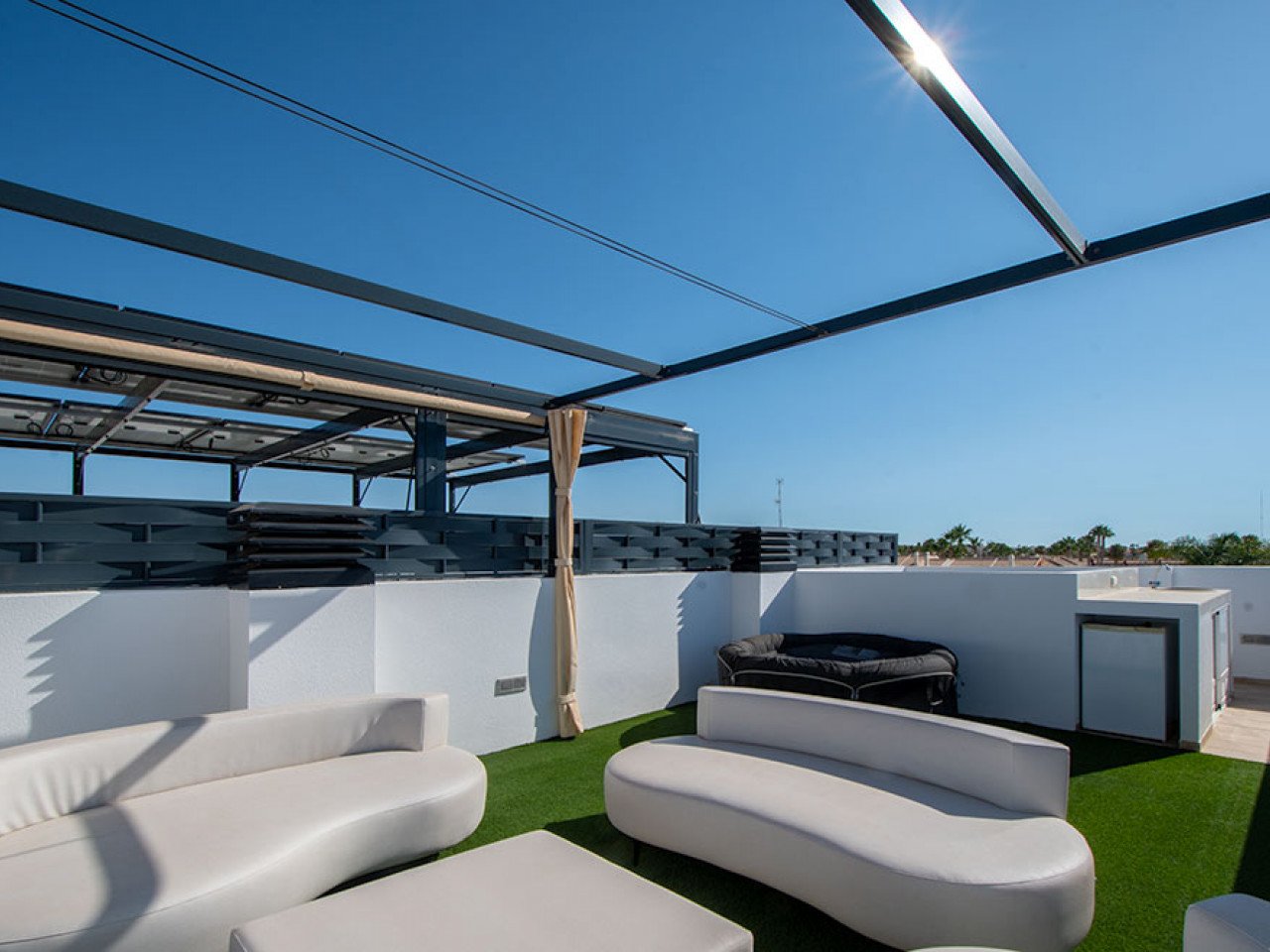 Welcome to this modern and inviting semi-detached villa located in a peaceful area of the popular Ciudad Quesada. Here you will enjoy the perfect c...