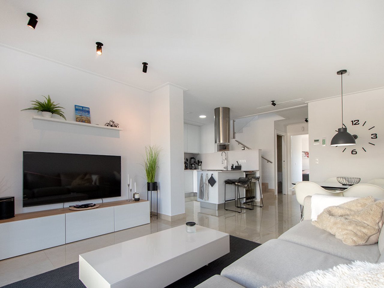 Welcome to this modern and inviting semi-detached villa located in a peaceful area of the popular Ciudad Quesada. Here you will enjoy the perfect c...