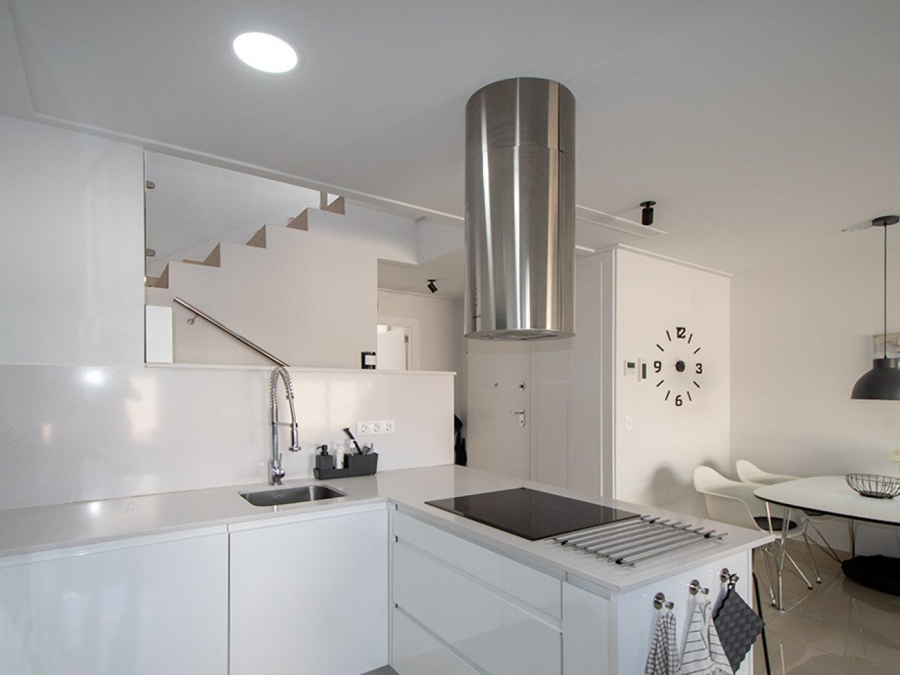 Welcome to this modern and inviting semi-detached villa located in a peaceful area of the popular Ciudad Quesada. Here you will enjoy the perfect c...