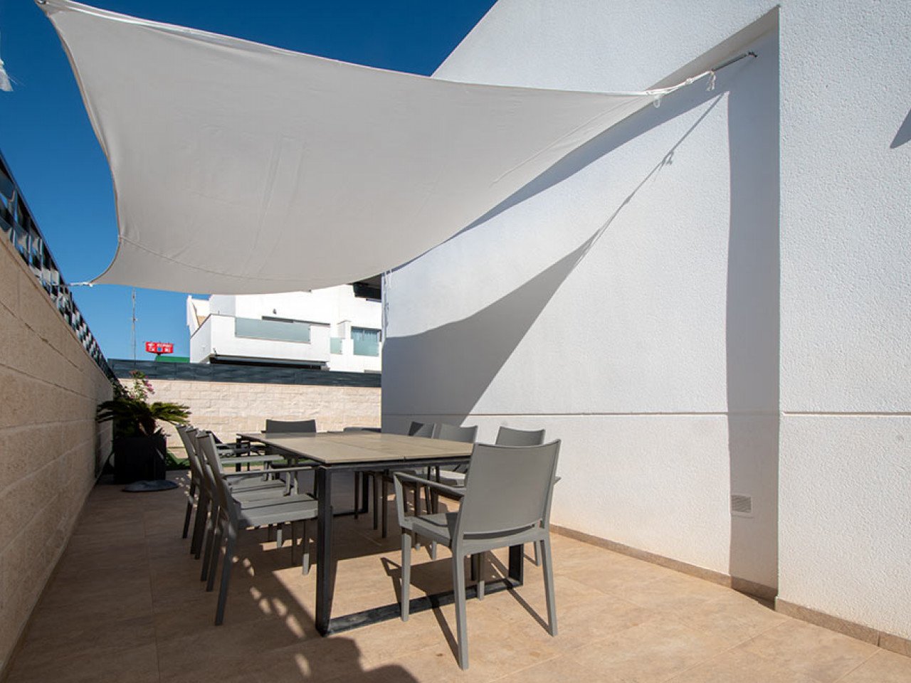 Welcome to this modern and inviting semi-detached villa located in a peaceful area of the popular Ciudad Quesada. Here you will enjoy the perfect c...