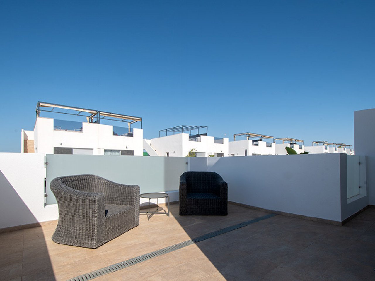 Welcome to this modern and inviting semi-detached villa located in a peaceful area of the popular Ciudad Quesada. Here you will enjoy the perfect c...