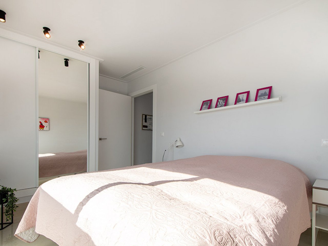 Welcome to this modern and inviting semi-detached villa located in a peaceful area of the popular Ciudad Quesada. Here you will enjoy the perfect c...