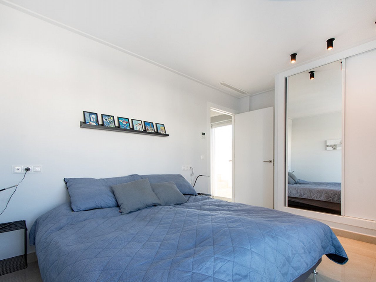 Welcome to this modern and inviting semi-detached villa located in a peaceful area of the popular Ciudad Quesada. Here you will enjoy the perfect c...