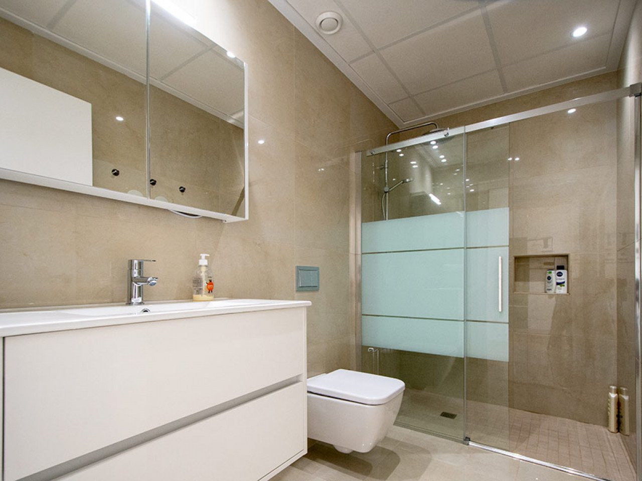 Welcome to this modern and inviting semi-detached villa located in a peaceful area of the popular Ciudad Quesada. Here you will enjoy the perfect c...