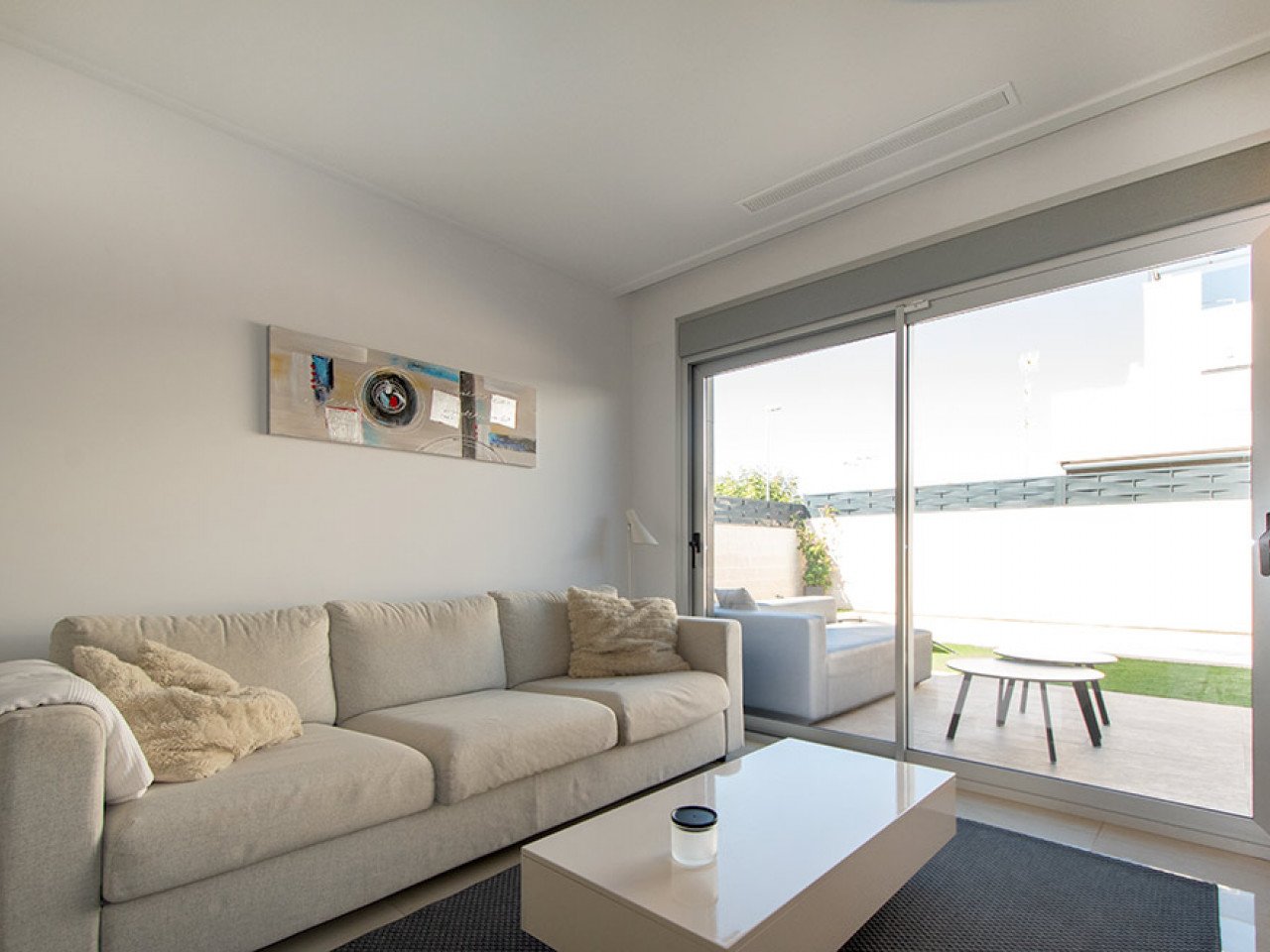 Welcome to this modern and inviting semi-detached villa located in a peaceful area of the popular Ciudad Quesada. Here you will enjoy the perfect c...