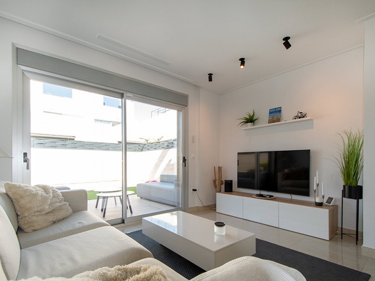 Welcome to this modern and inviting semi-detached villa located in a peaceful area of the popular Ciudad Quesada. Here you will enjoy the perfect c...