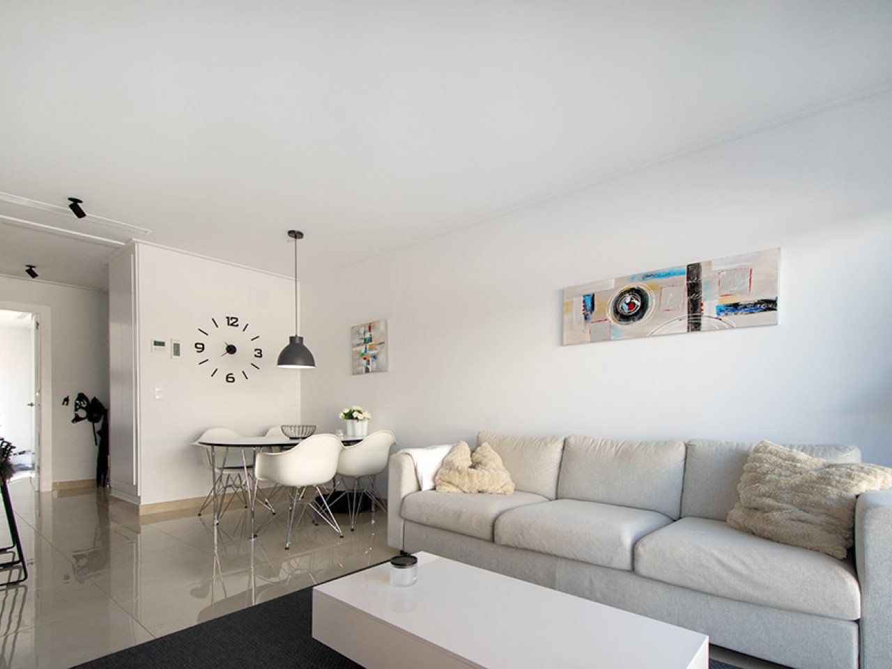 Welcome to this modern and inviting semi-detached villa located in a peaceful area of the popular Ciudad Quesada. Here you will enjoy the perfect c...