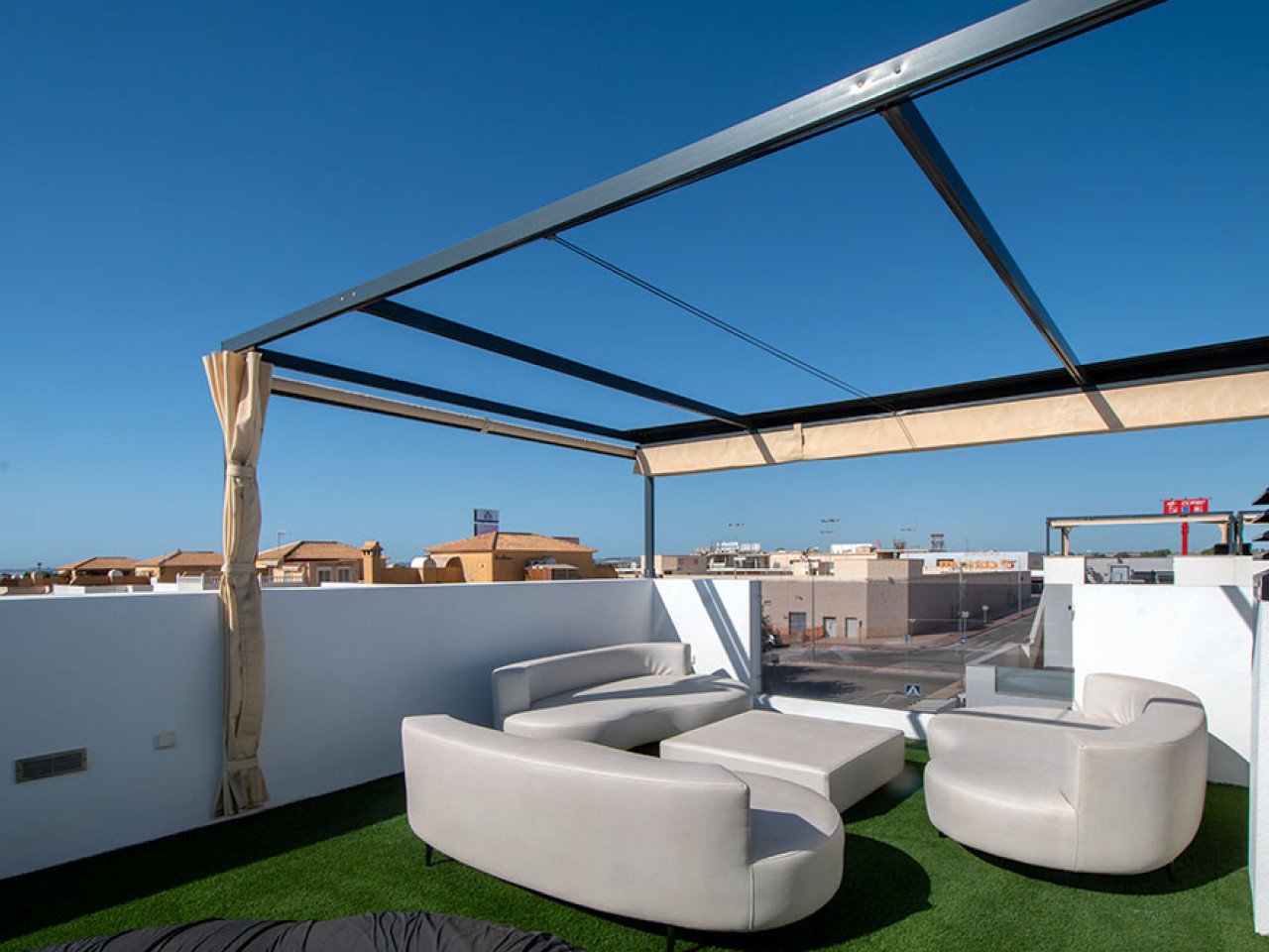 Welcome to this modern and inviting semi-detached villa located in a peaceful area of the popular Ciudad Quesada. Here you will enjoy the perfect c...