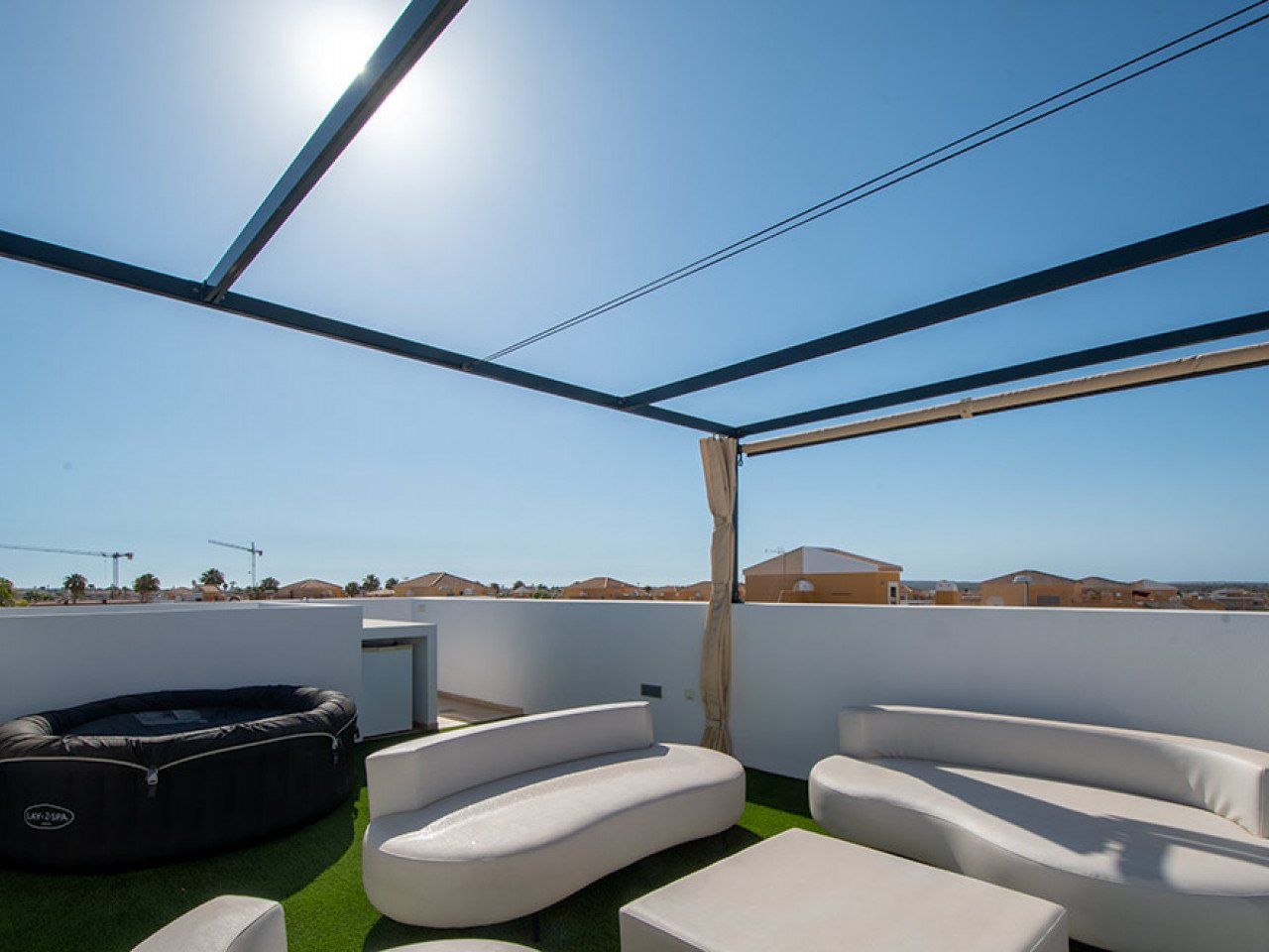 Welcome to this modern and inviting semi-detached villa located in a peaceful area of the popular Ciudad Quesada. Here you will enjoy the perfect c...