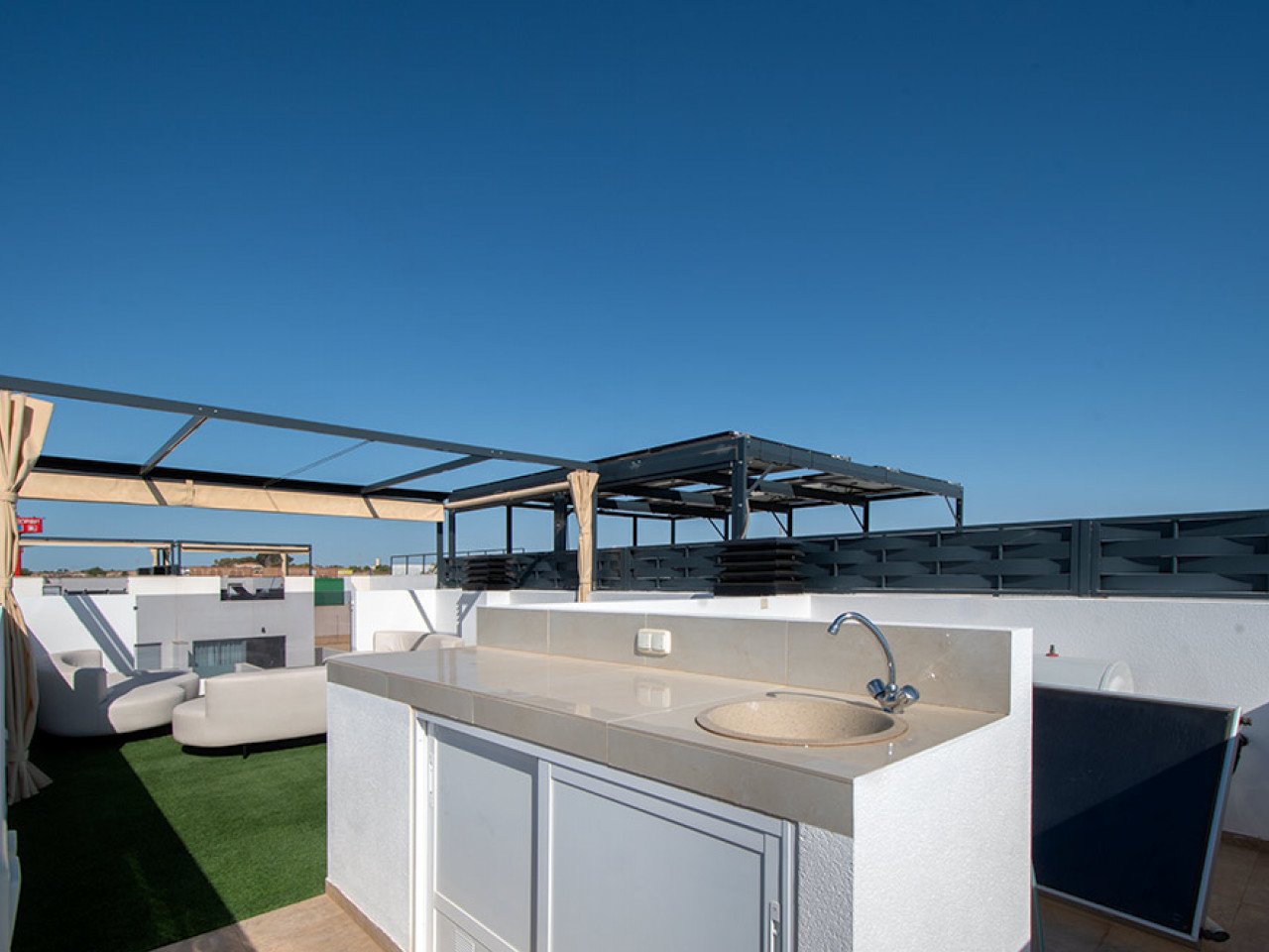 Welcome to this modern and inviting semi-detached villa located in a peaceful area of the popular Ciudad Quesada. Here you will enjoy the perfect c...