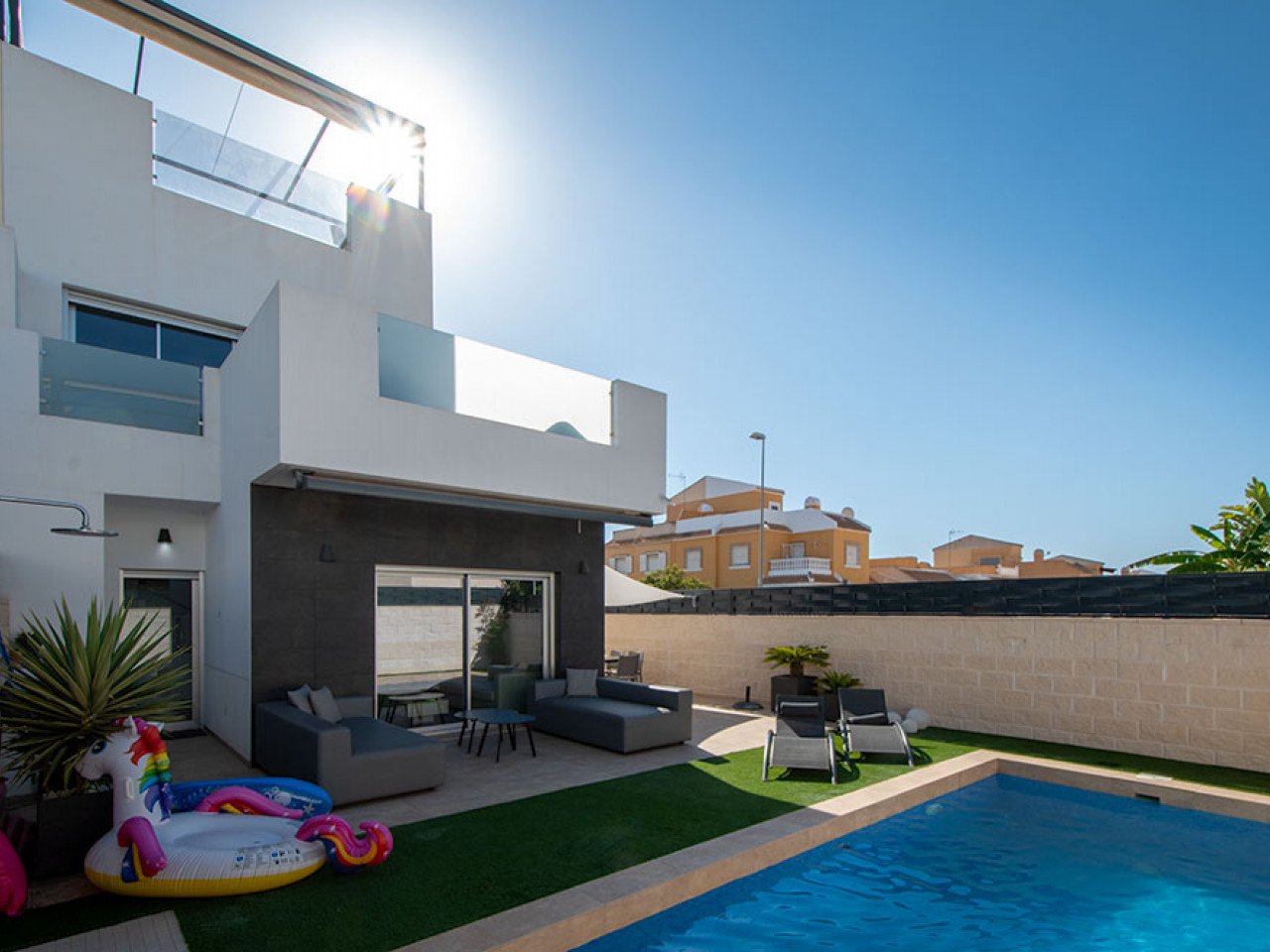 Welcome to this modern and inviting semi-detached villa located in a peaceful area of the popular Ciudad Quesada. Here you will enjoy the perfect c...