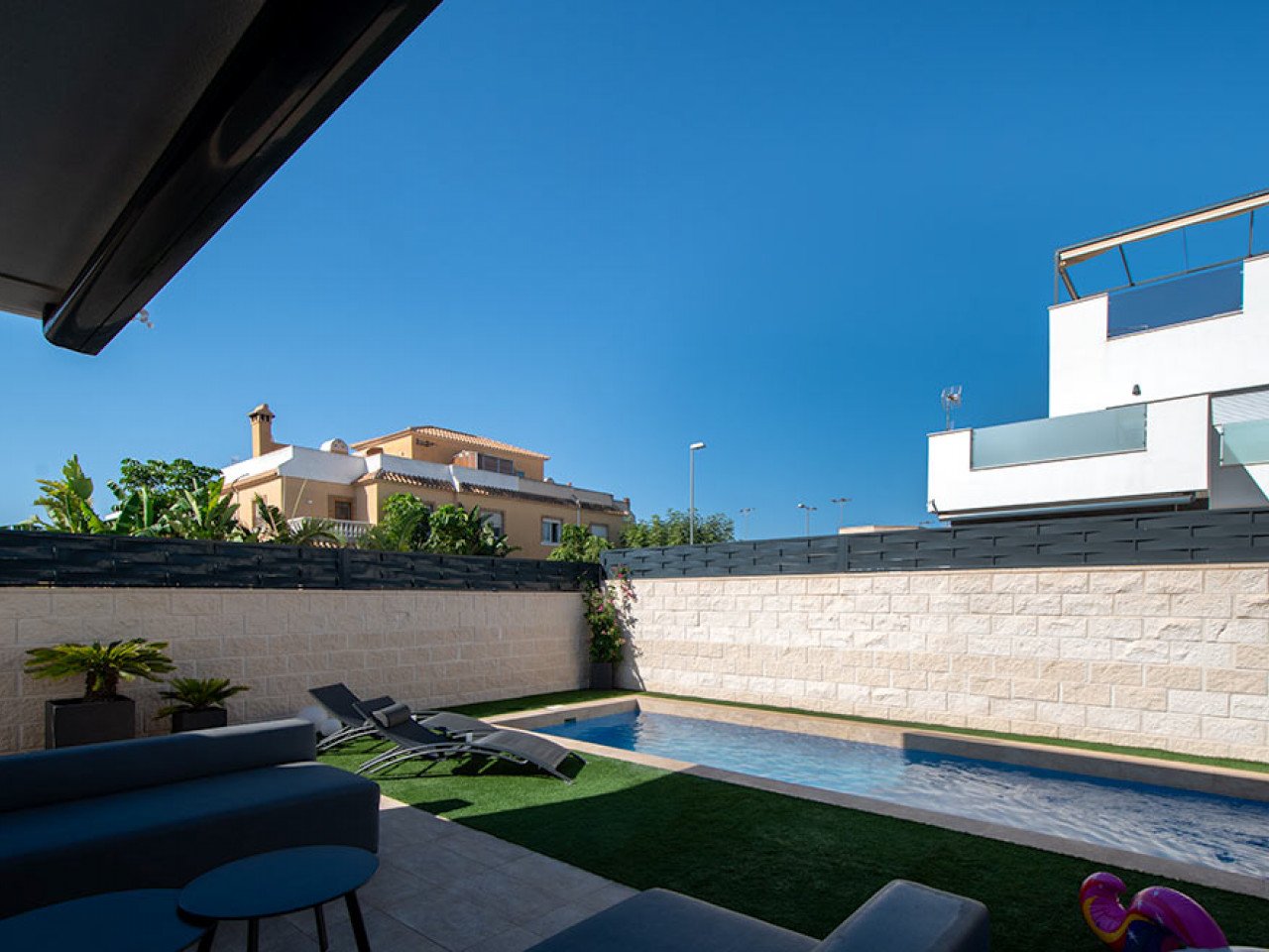 Welcome to this modern and inviting semi-detached villa located in a peaceful area of the popular Ciudad Quesada. Here you will enjoy the perfect c...