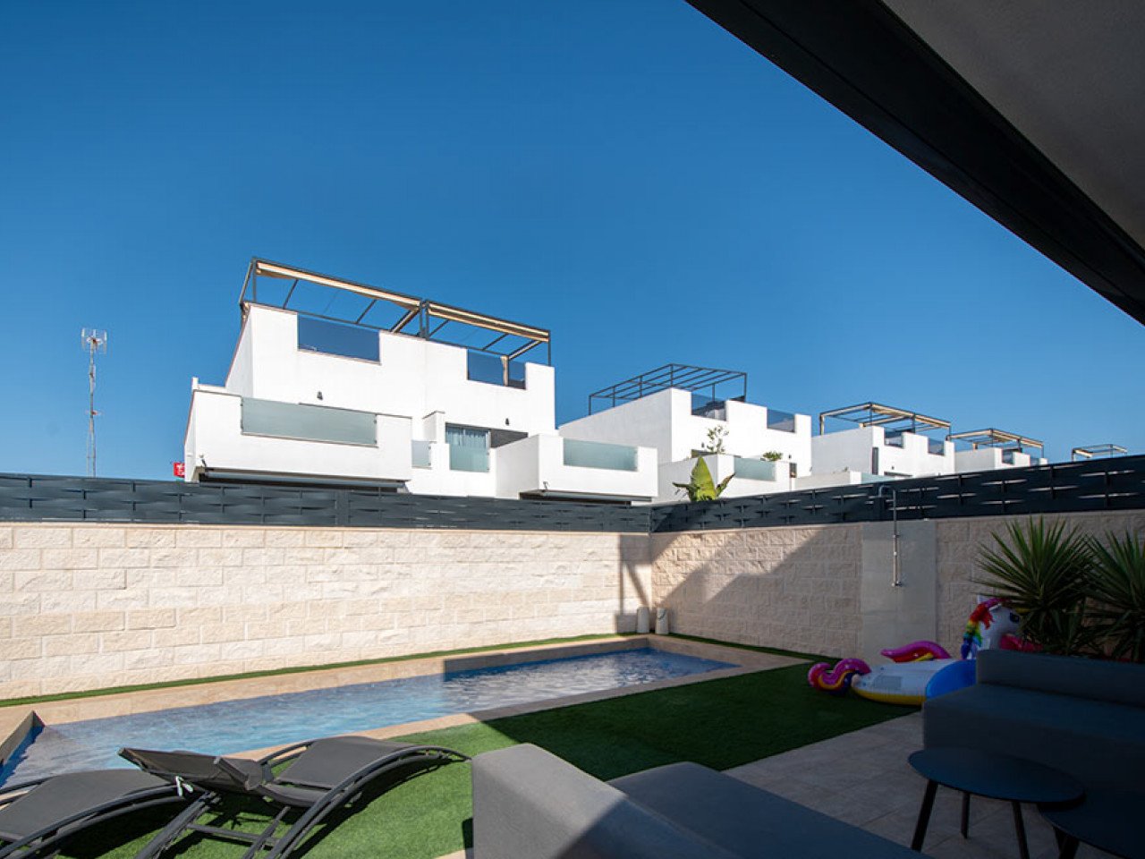 Welcome to this modern and inviting semi-detached villa located in a peaceful area of the popular Ciudad Quesada. Here you will enjoy the perfect c...