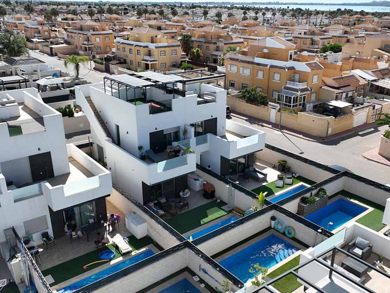 Welcome to this modern and inviting semi-detached villa located in a peaceful area of the popular Ciudad Quesada. Here you will enjoy the perfect c...