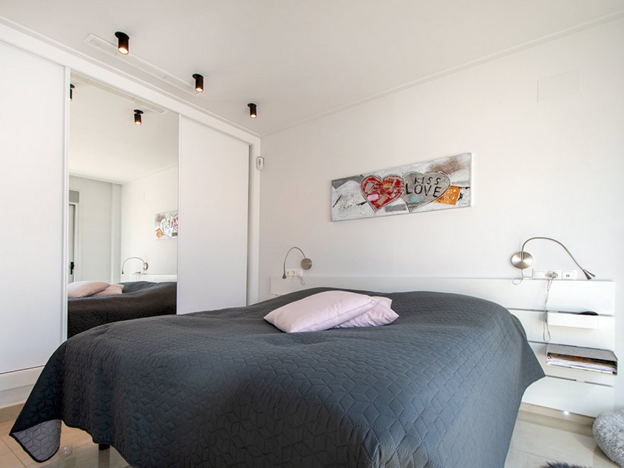Welcome to this modern and inviting semi-detached villa located in a peaceful area of the popular Ciudad Quesada. Here you will enjoy the perfect c...