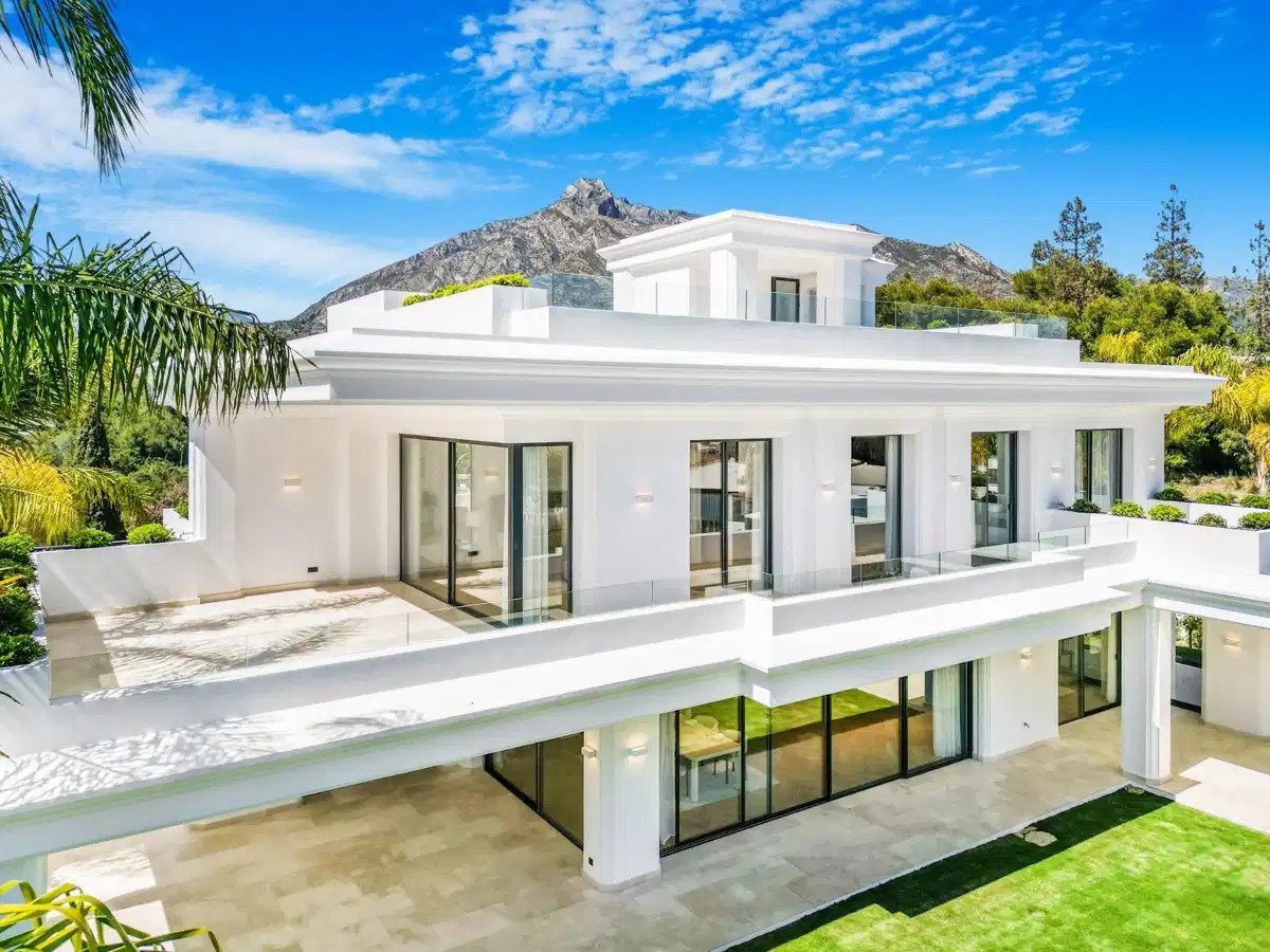 6-Bedroom, 6-Bathroom Luxury Villa in Lomas de Marbella Club with Panoramic Sea Views