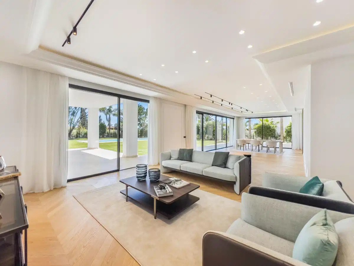 6-Bedroom, 6-Bathroom Luxury Villa in Lomas de Marbella Club with Panoramic Sea Views